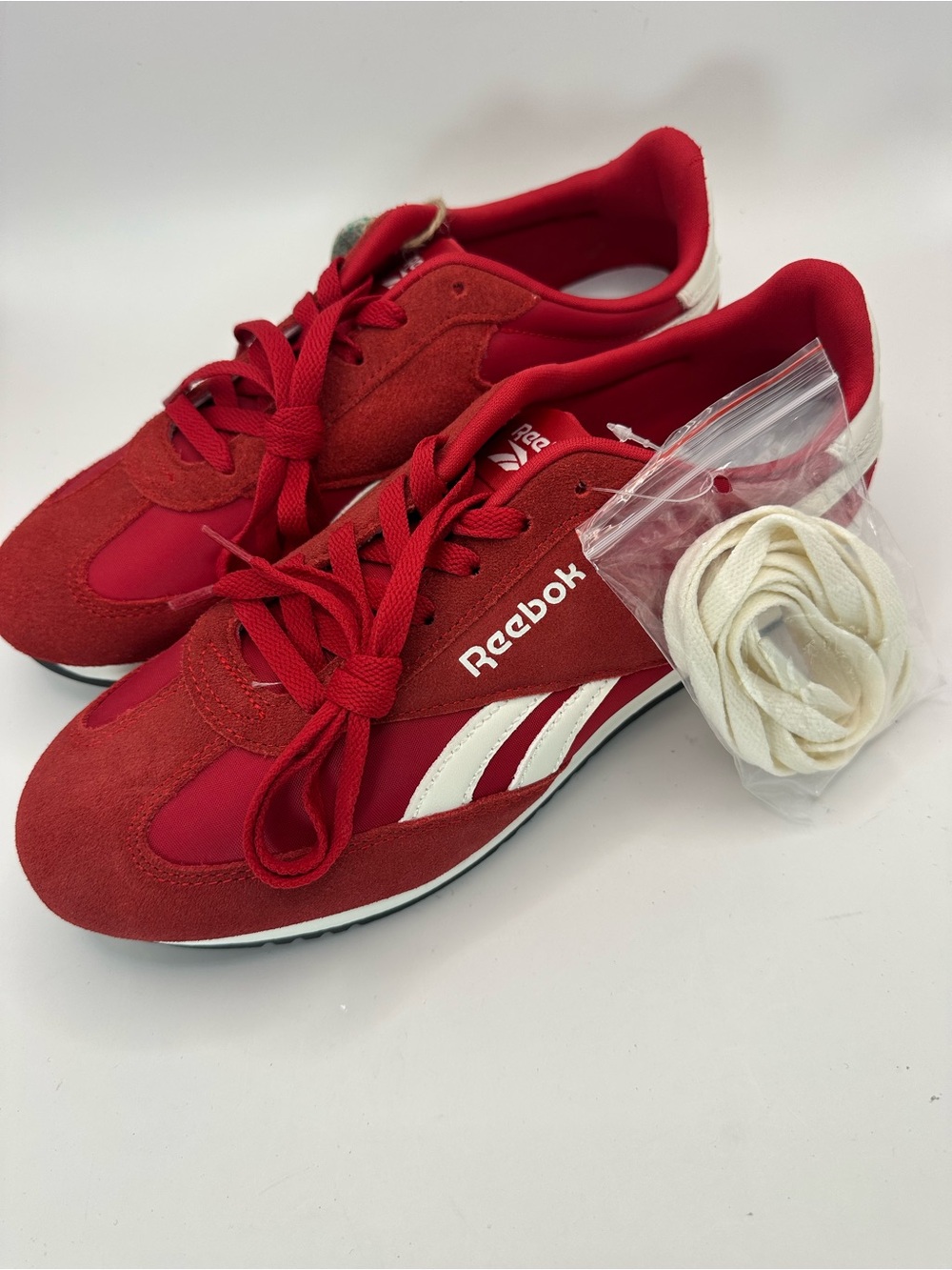 Woman's Fashion Sneakers Reebok R400 Sneaker Size 10
